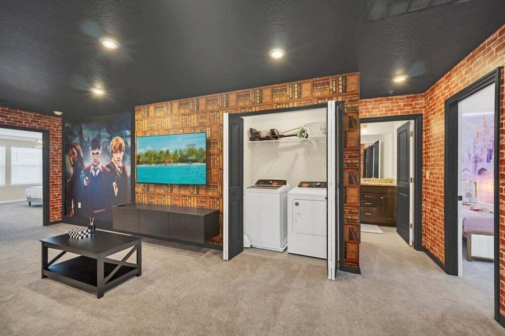 Luxury Home With Splash Pool 5 Bed Townhome! 5 Bedroom Townhouse