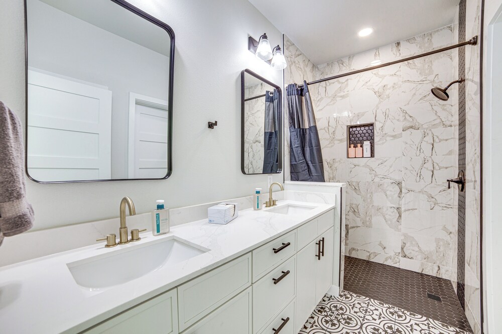 3 Mi to Dtwn Dallas: Pet-friendly Retreat w/ Yard