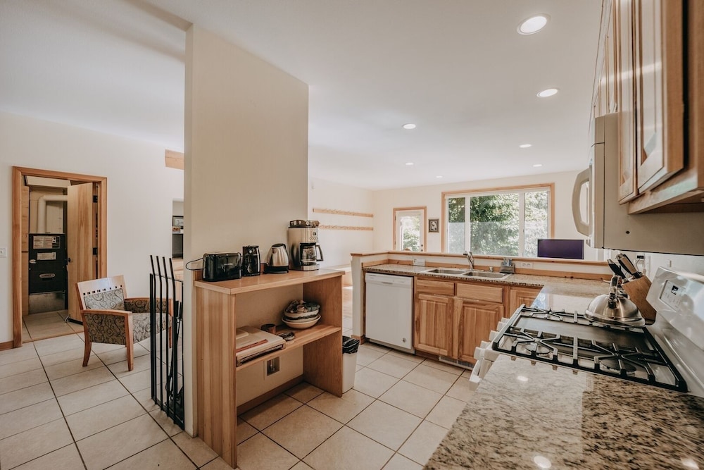 70mbr- Hot Tub - Bbq - Wi-fi - Pets Ok - Sleeps 8 3 Bedroom Home by RedAwning