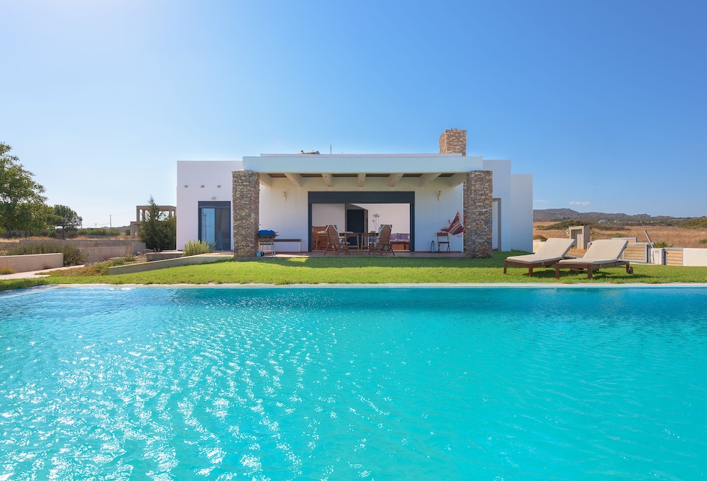 Cristelia Luxury Sea Front & Pool Villa