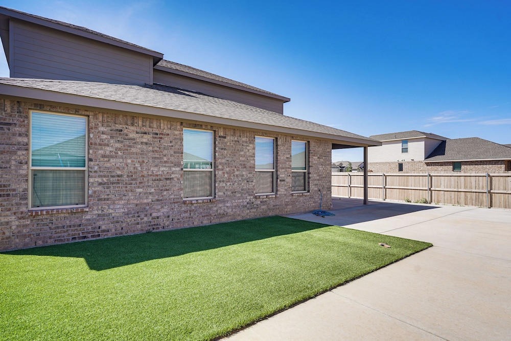 Spacious Family Home w/ Office in Midland-odessa!