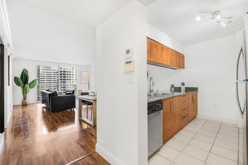 Sky High 31st Floor Condo W Parking