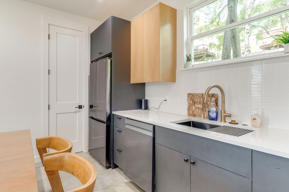 Near Restaurants & Parks: Home 3 Mi to Dtwn Austin