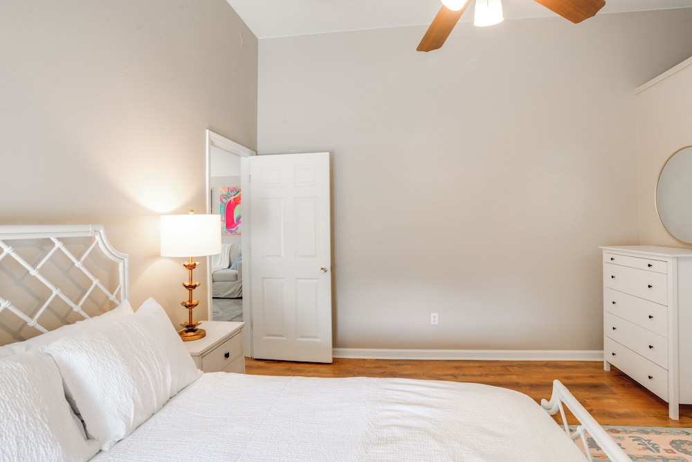 1 Mi to Ole Miss: Pet-friendly Retreat w/ Yard