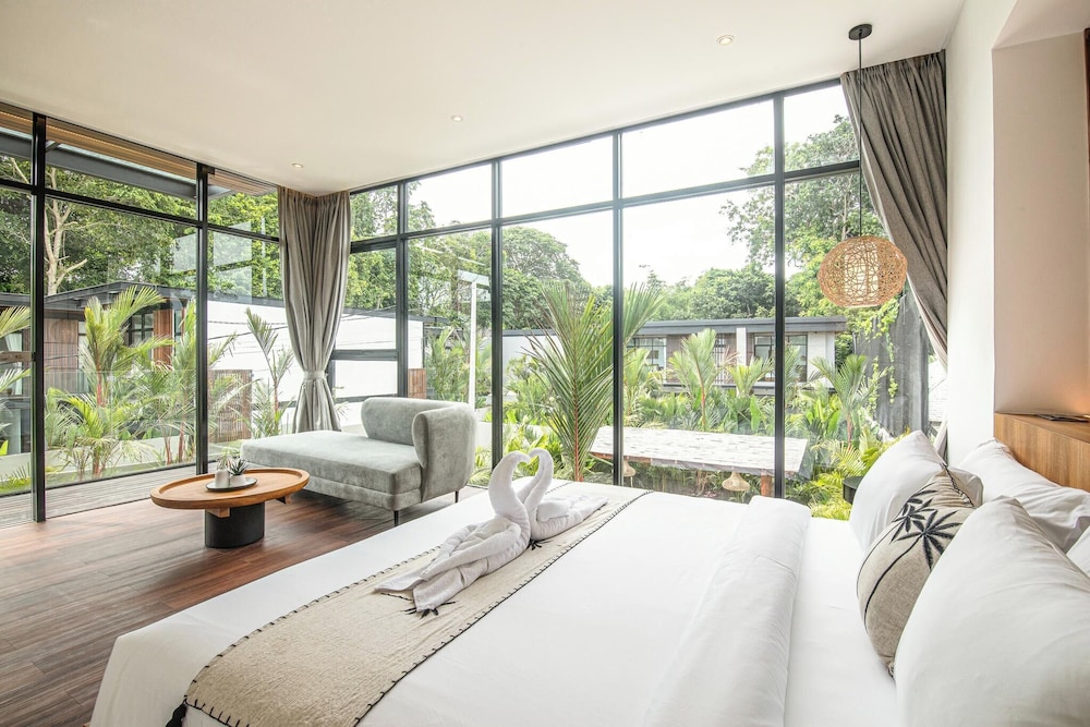Elegant 6BR Canggu Villa Steps From the Ocean