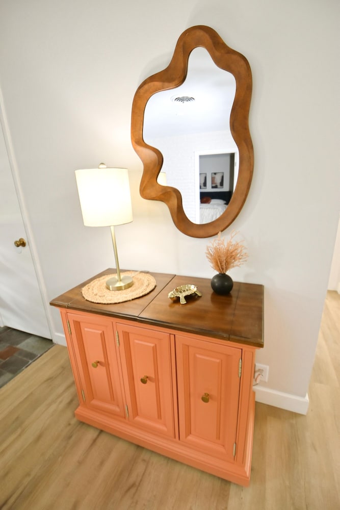 Mid Century Modern With Modern Touches 10 min Walk to Notre Dame 1831