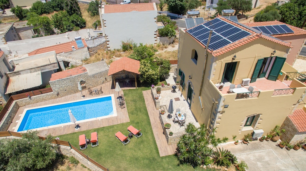 Skandalis Traditional Suites