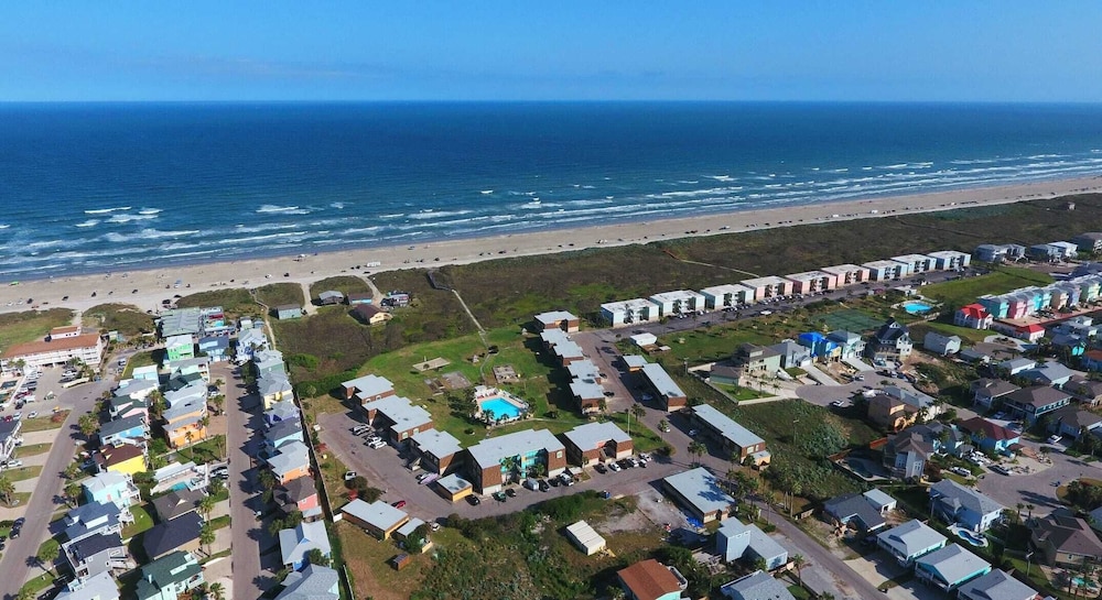 Sleeps 22 3 Condos in Beachfront Complex w/ Pool, Pickleball Island Retreat