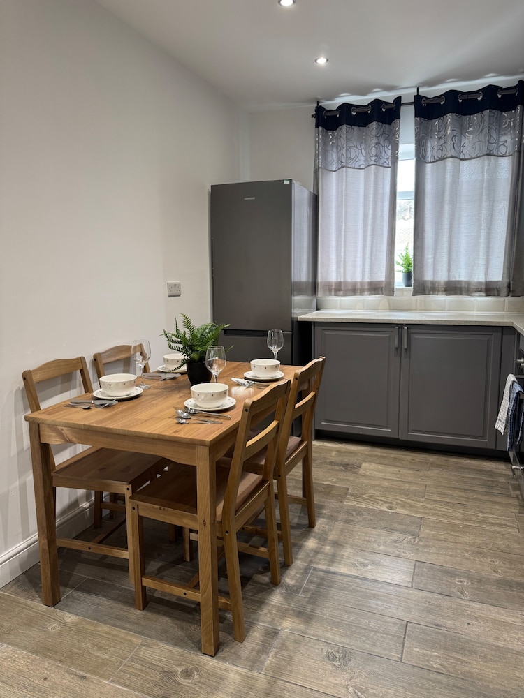 Close Central London 2 bed Flat Sleeps 4