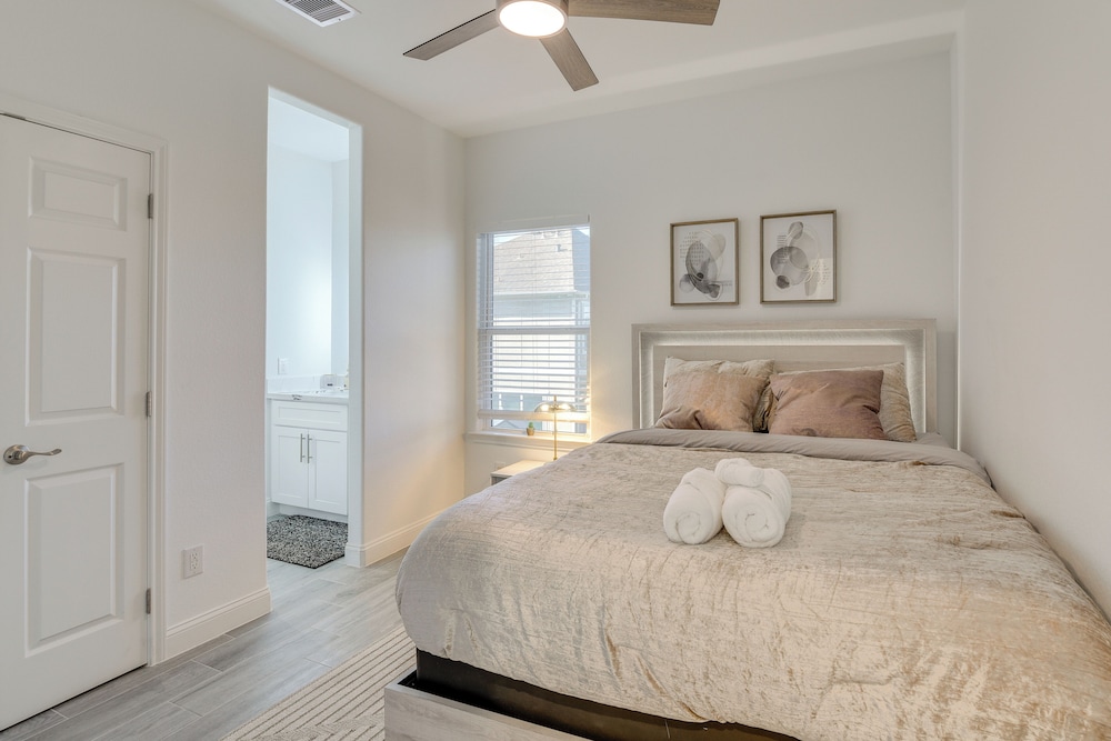 4 Mi to NRG Stadium: Luxurious Houston Townhome!