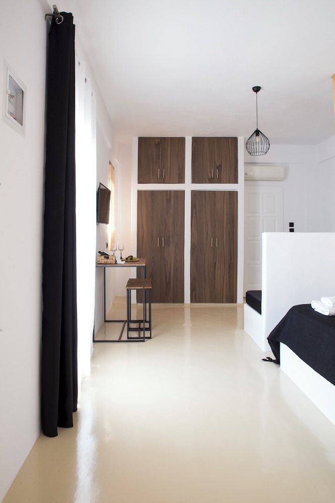 Paros King Luxury Apartments photo 5