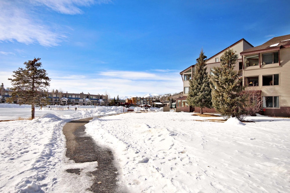 1710 The Willows 1 Bedroom Condo by RedAwning