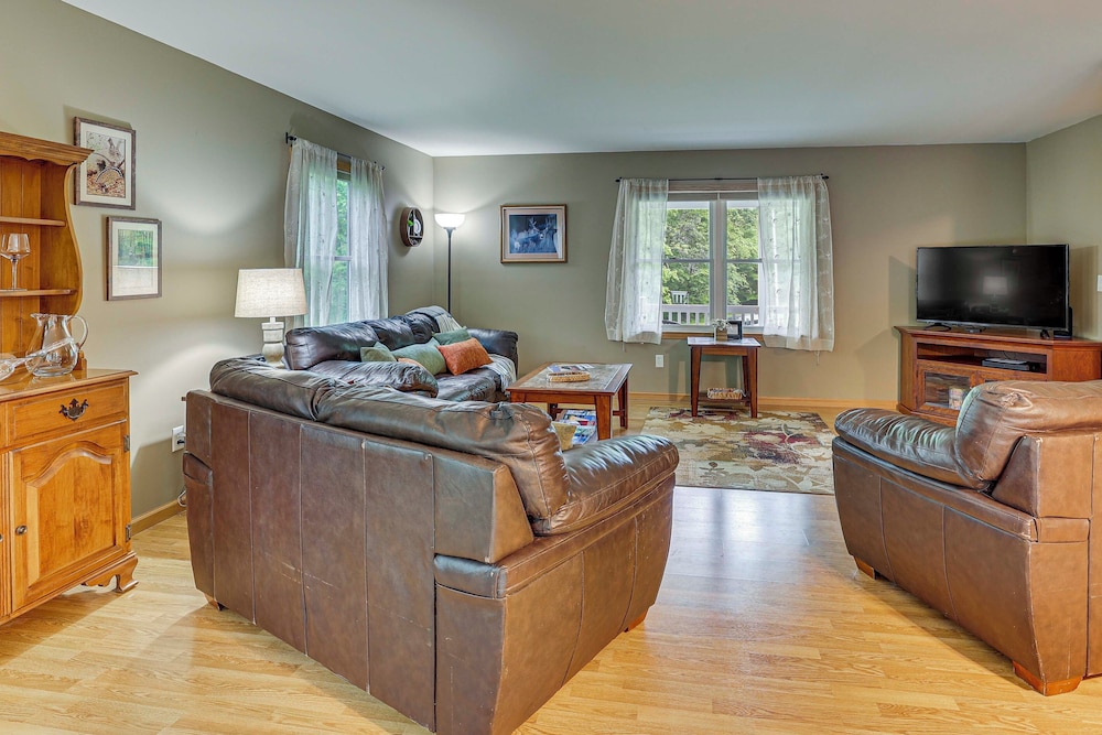 2 Mi to Woodbury Wildlife Area: Cozy Farmhouse!
