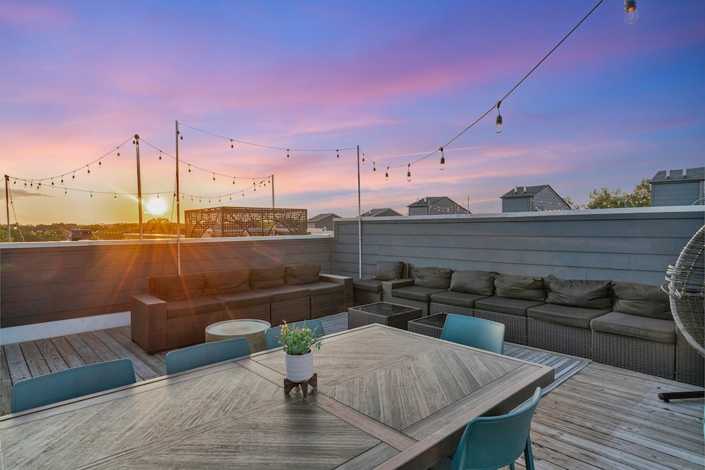 Rooftop Deck 2 Car Garage Near Downtown Nashville