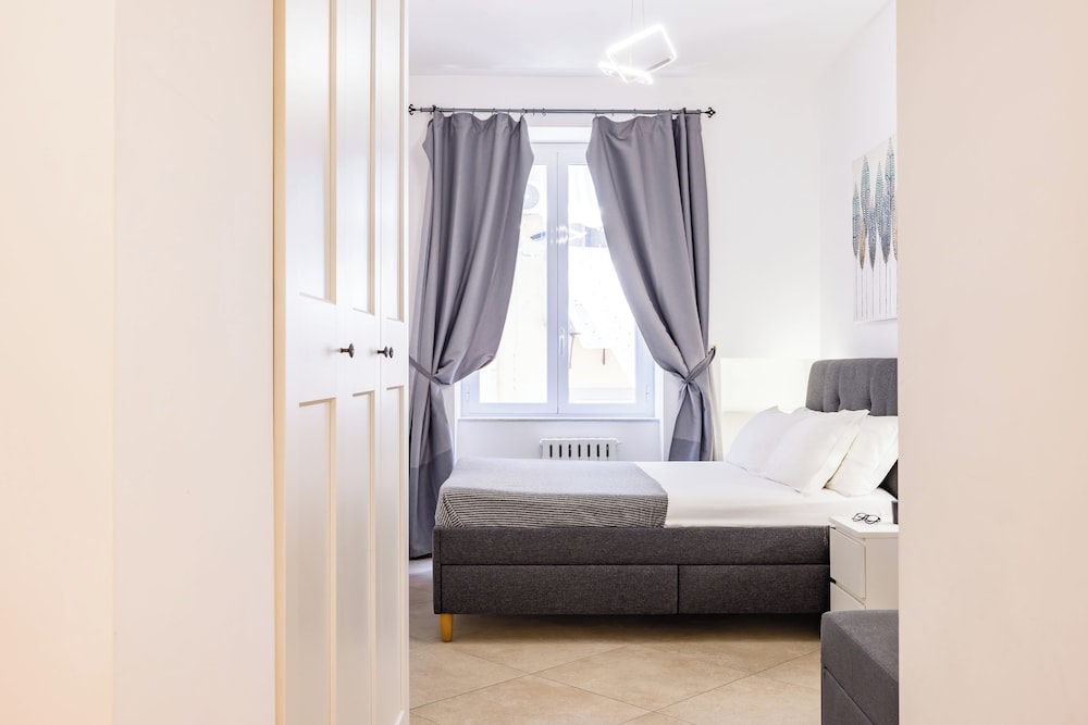 Chiaia Boutique Flat on Pedestrian Area by Napoliapartments