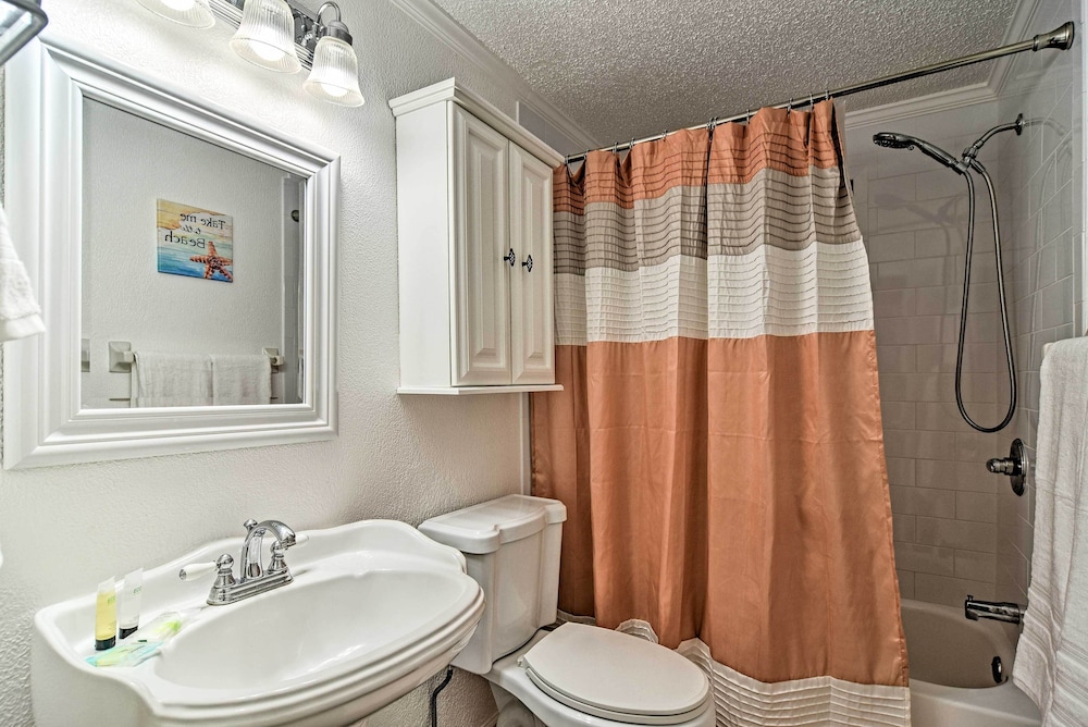 Idyllic Largo Escape w/ Private Pool & Lanai! view 5