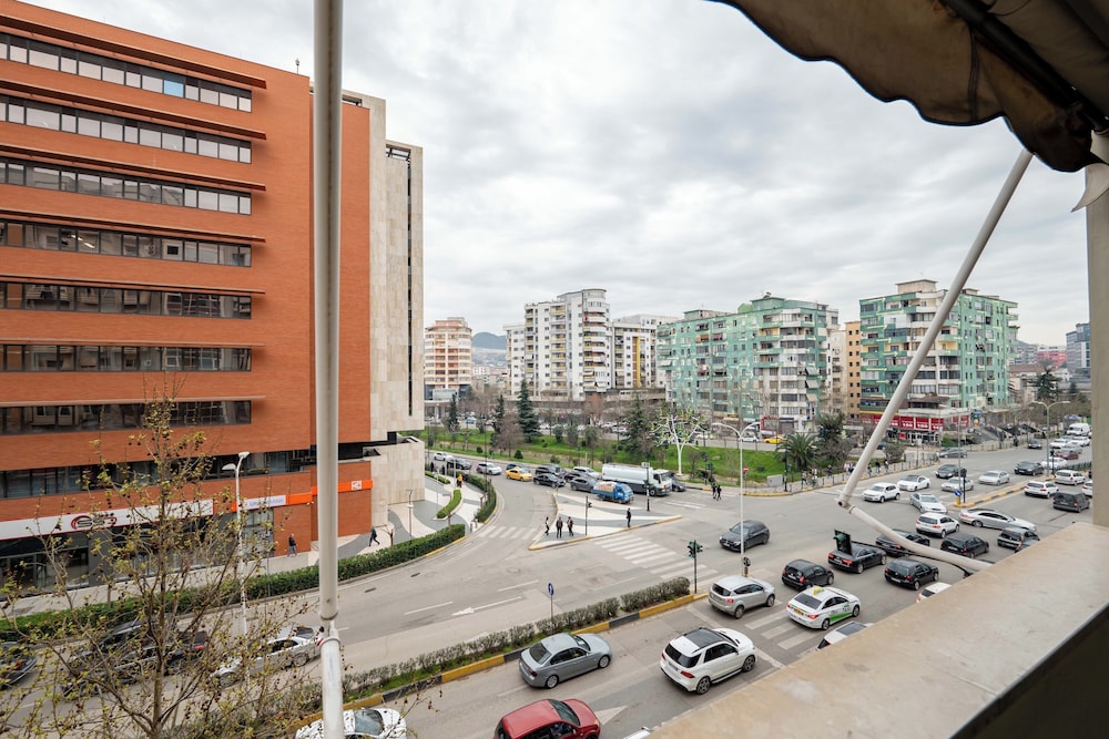 Tirent Apartment-Spacious 2-Bedroom Stay in Delijorgji Tirana