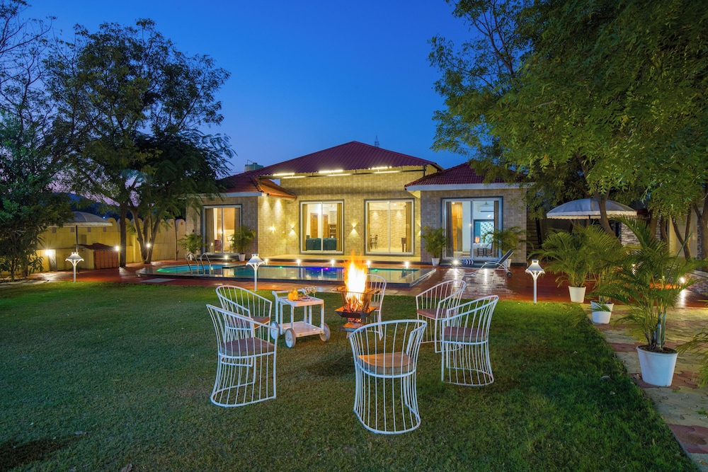 Alaya Stays 5BHK Roohmon's Farm Pvt Pool