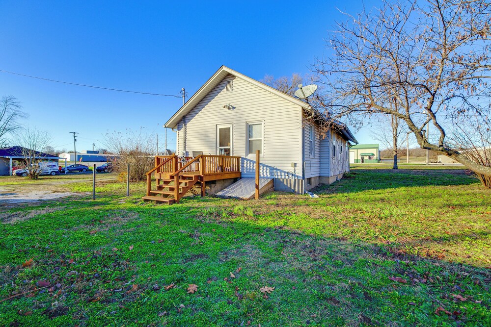 2 Mi to Stockton Lake: Family Home w/ Grill