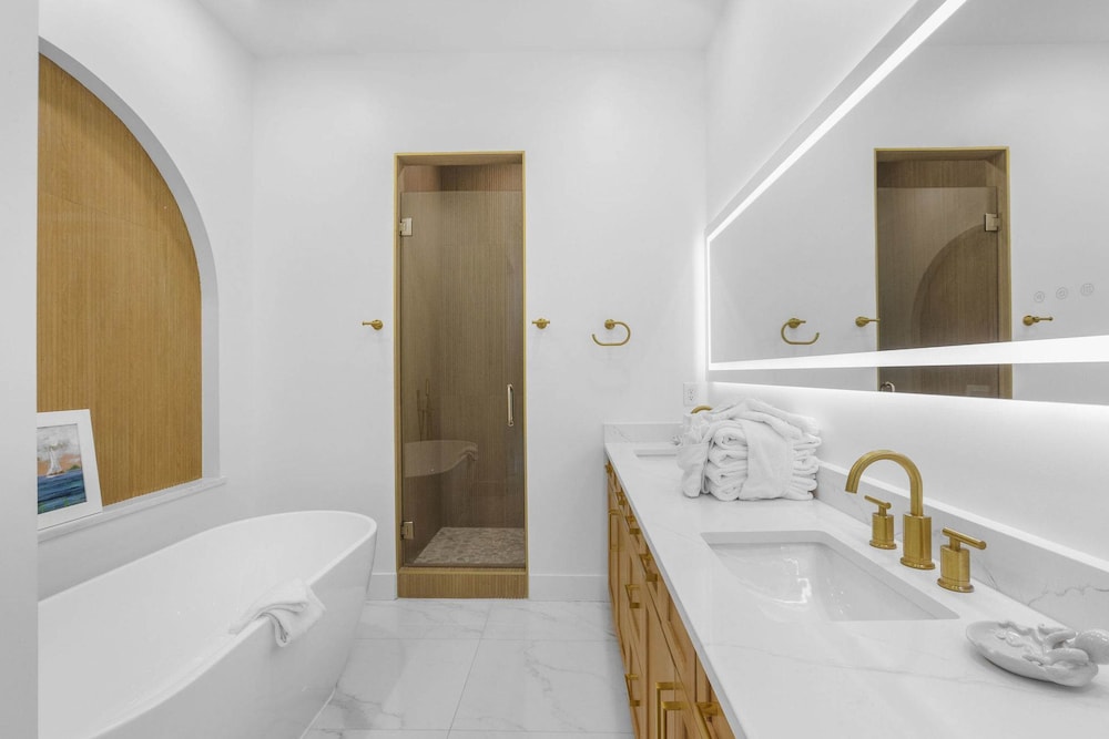 Beach Blessing- Pool Elevator Sleeps 16 SIX Bedrooms 6 Baths