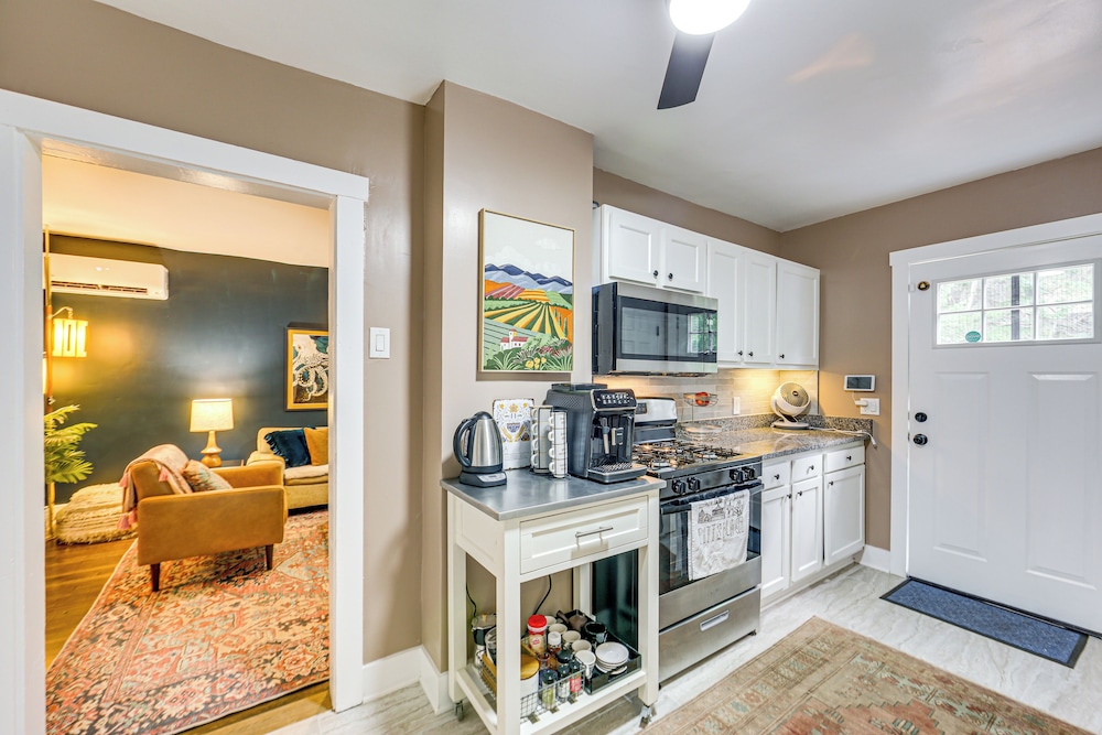 3 Mi to Frick Park: Artsy, Urban Retreat w/ Deck