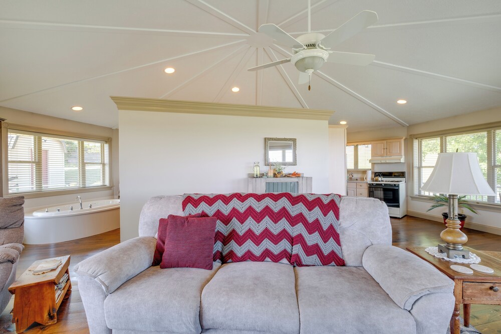 Millersburg Getaway w/ Amish Country Views!