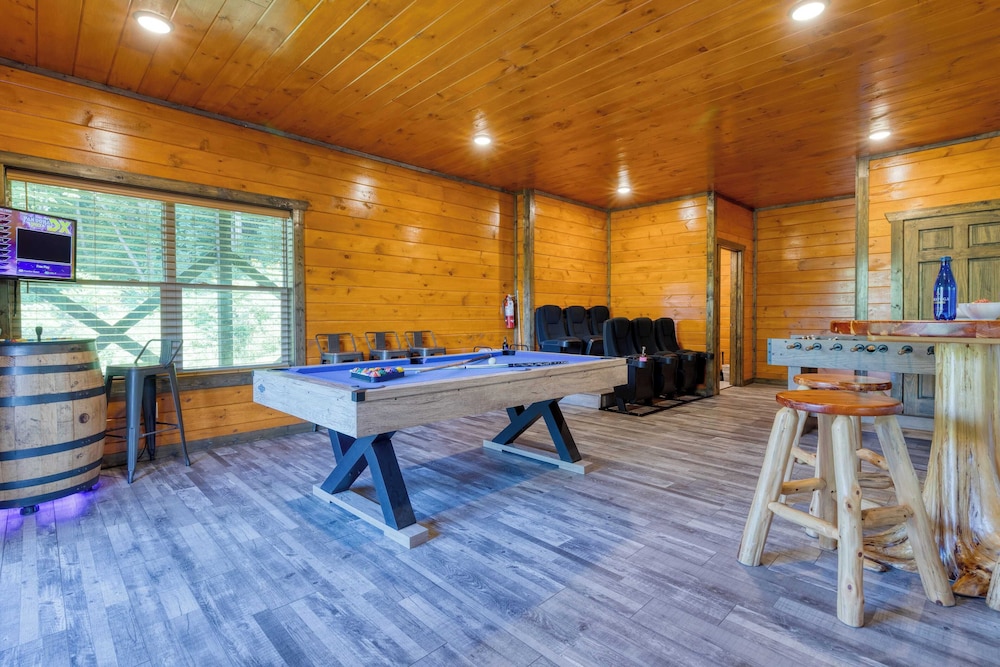 Indoor Pool, Theater, Hot Tub & Mountain Views Near Dollywood Crimson Crest by Avantstay