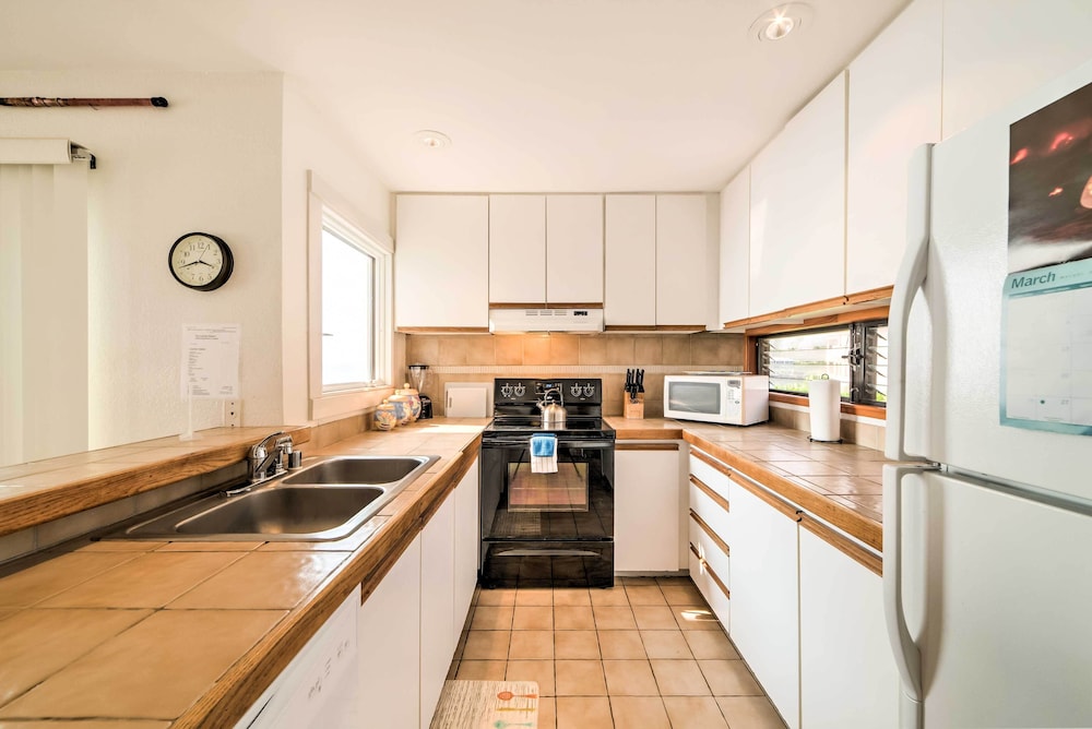 Oceanfront Kailua-kona Townhome w/ Pool & Views!