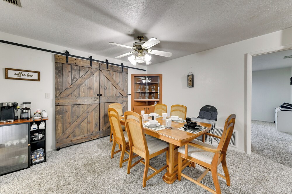 7 Mi to Siesta Beach: Home w/ Furnished Patio!