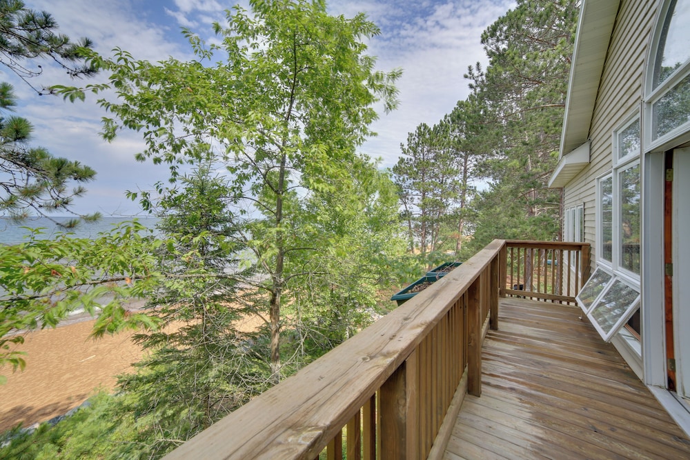 Lakefront Lookout! Private Sand Beach on Superior