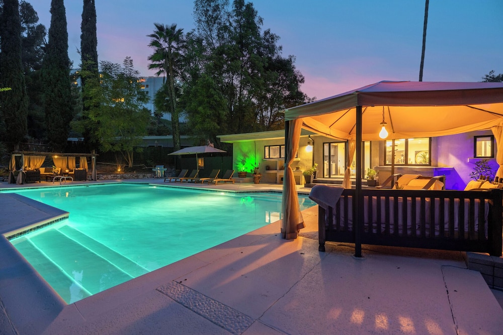 Del Campo Villa - 4BR Woodland Hills Gem With Pool and Cabana
