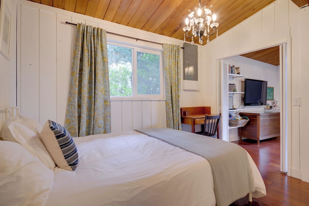 2 Blocks to Puget Sound Beach: Lummi Island Home