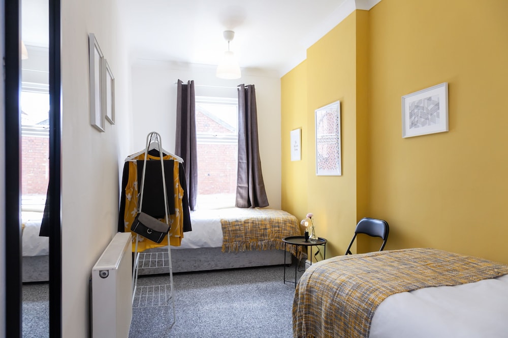 Cosy Home Near Station, Parking, Netflix, Sleeps 5 view 3