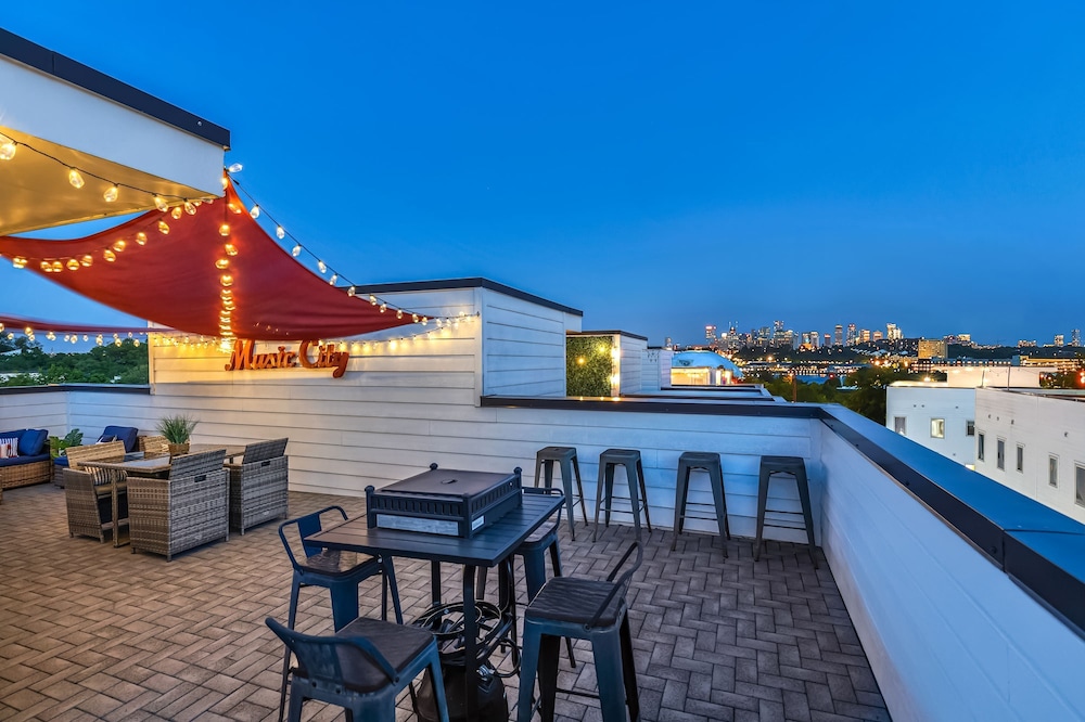 New Rooftop With City Views Game Room DT Nash
