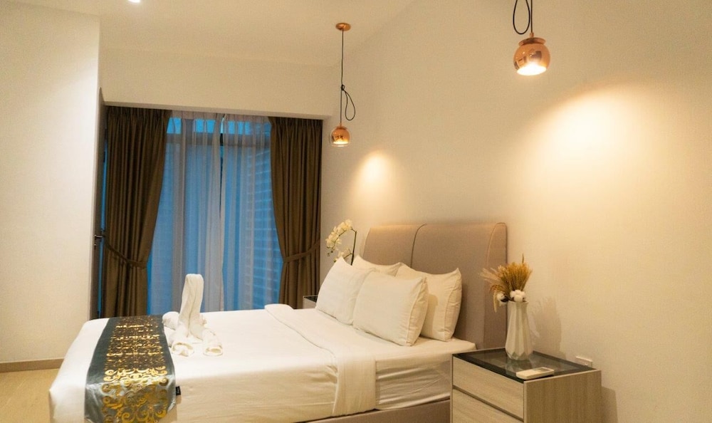 Moonway Luxury Suites At Eaton Residence