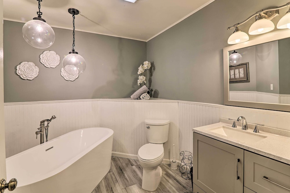 Near Skiing & Lakes: Contemporary Poconos Townhome view 2