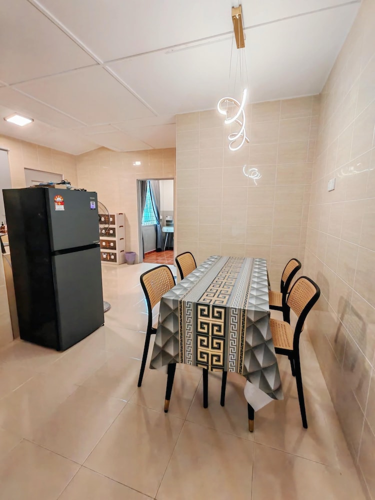 Comfy Tok Sira Home Kuantan 5 BR