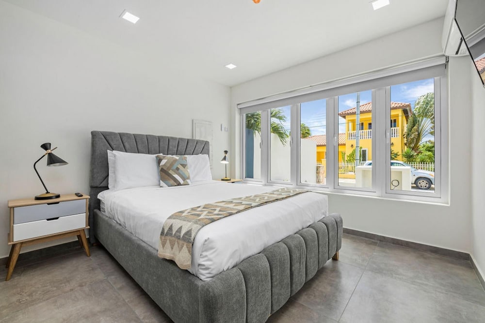 NEW 6 Bedroom Villa 2min Eagle Beach Palm Beach