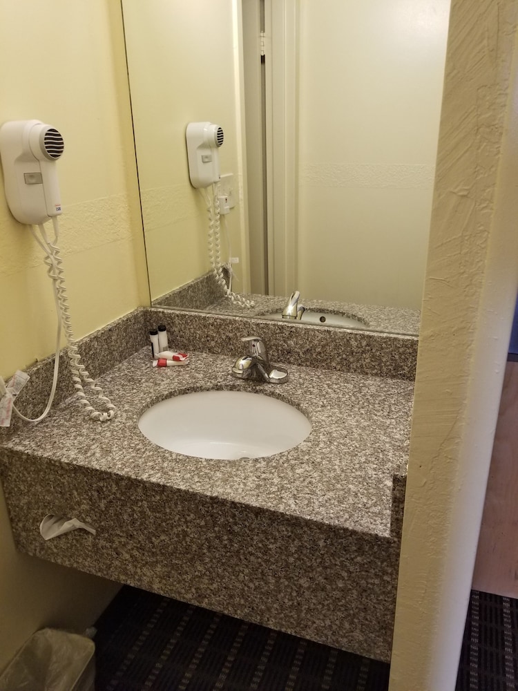 Lansing Vacations - Travelodge by Wyndham Lansing IL - Property Image 17