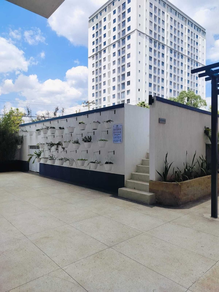 Lux Suites Capital Rise Apartments view 5