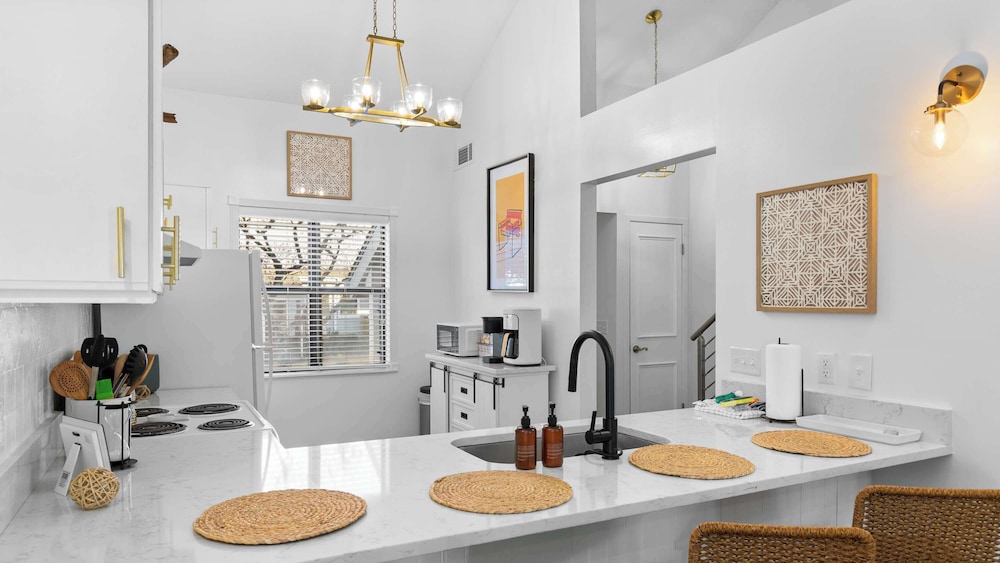Spacious Family-friendly Retreat Beach Walkable
