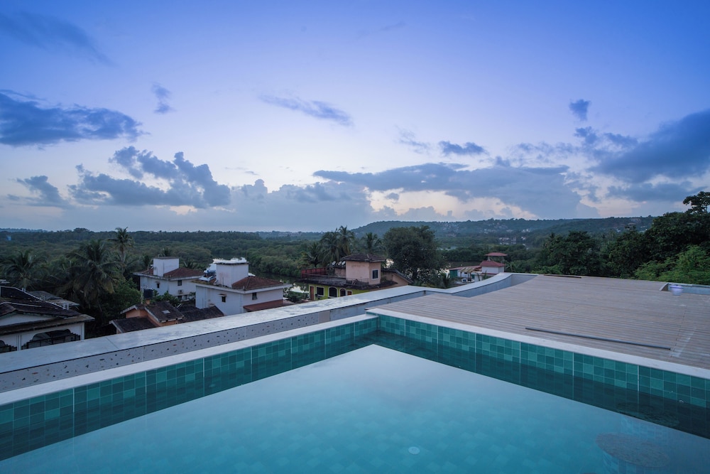 ELIVAAS Kamerios Verano 1 BHK with Pool