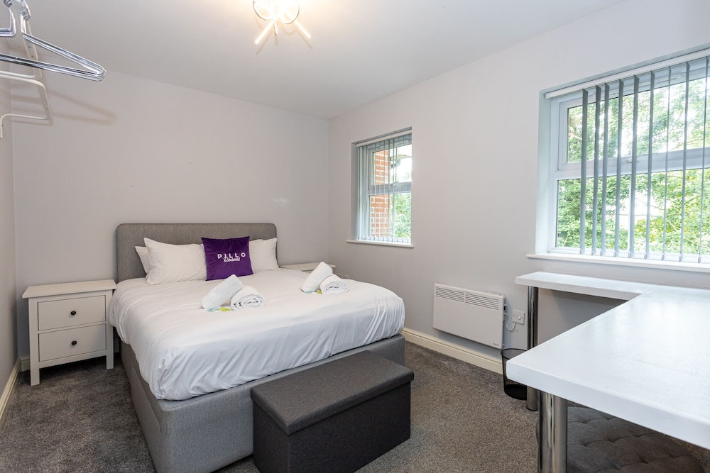 Pillo Rooms Apartments - Trafford view 2