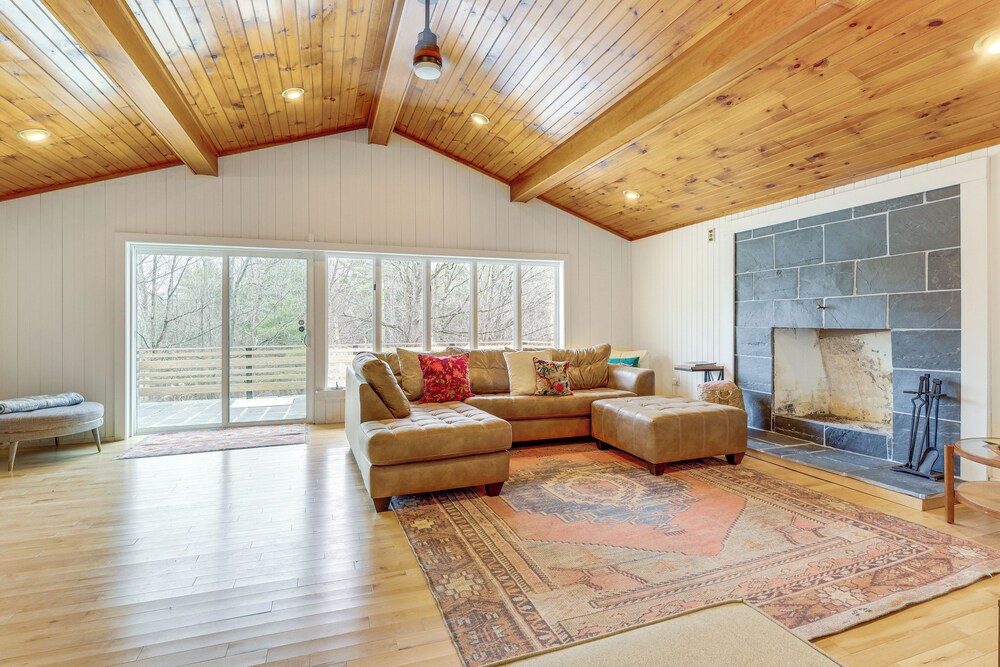 2 Mi to Hoosic River: 'the Moss House' w/ Deck!