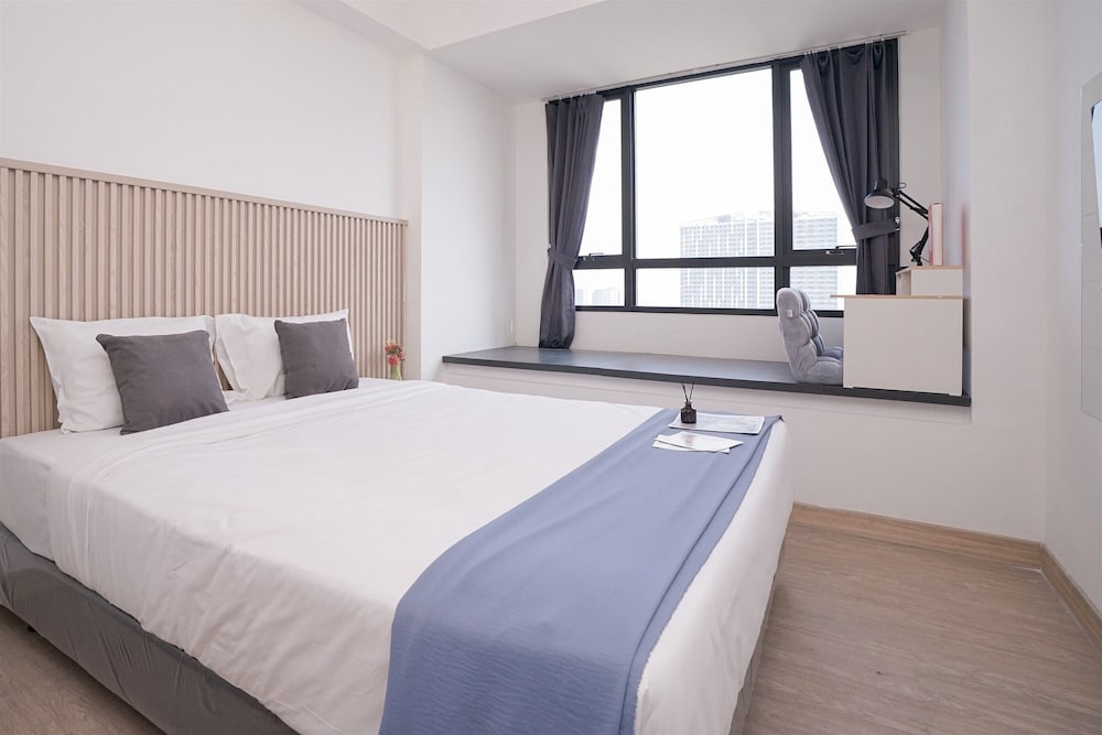 Fully Furnished and Homey Studio Collins Boulevard Apartment