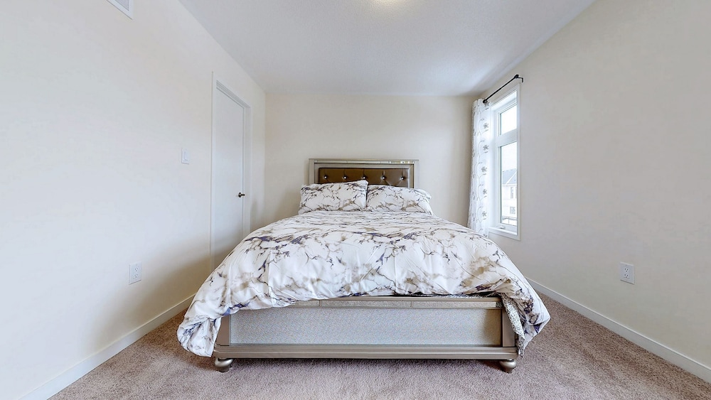 Modern 3-bedroom Oshawa Home