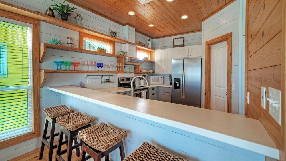 Walk to the Beach Ocean Views, Balcony Dining & Open Living Beachview 54 by Avantstay