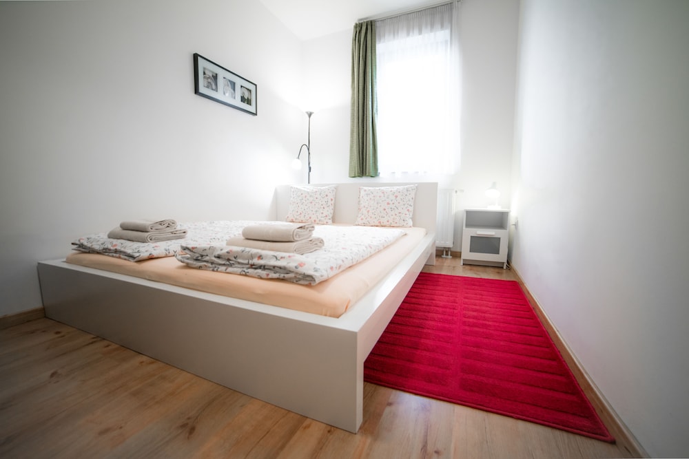 Toldi Apartments