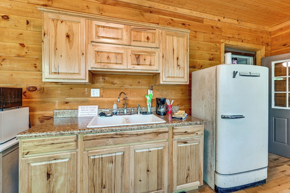3 Mi to Dale Hollow Lake: Wooded Retreat w/ Decks!
