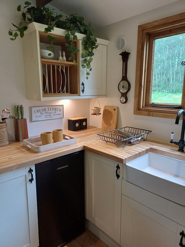 The Botanist - Luxury Cabin With Hot Tub Near York view 5
